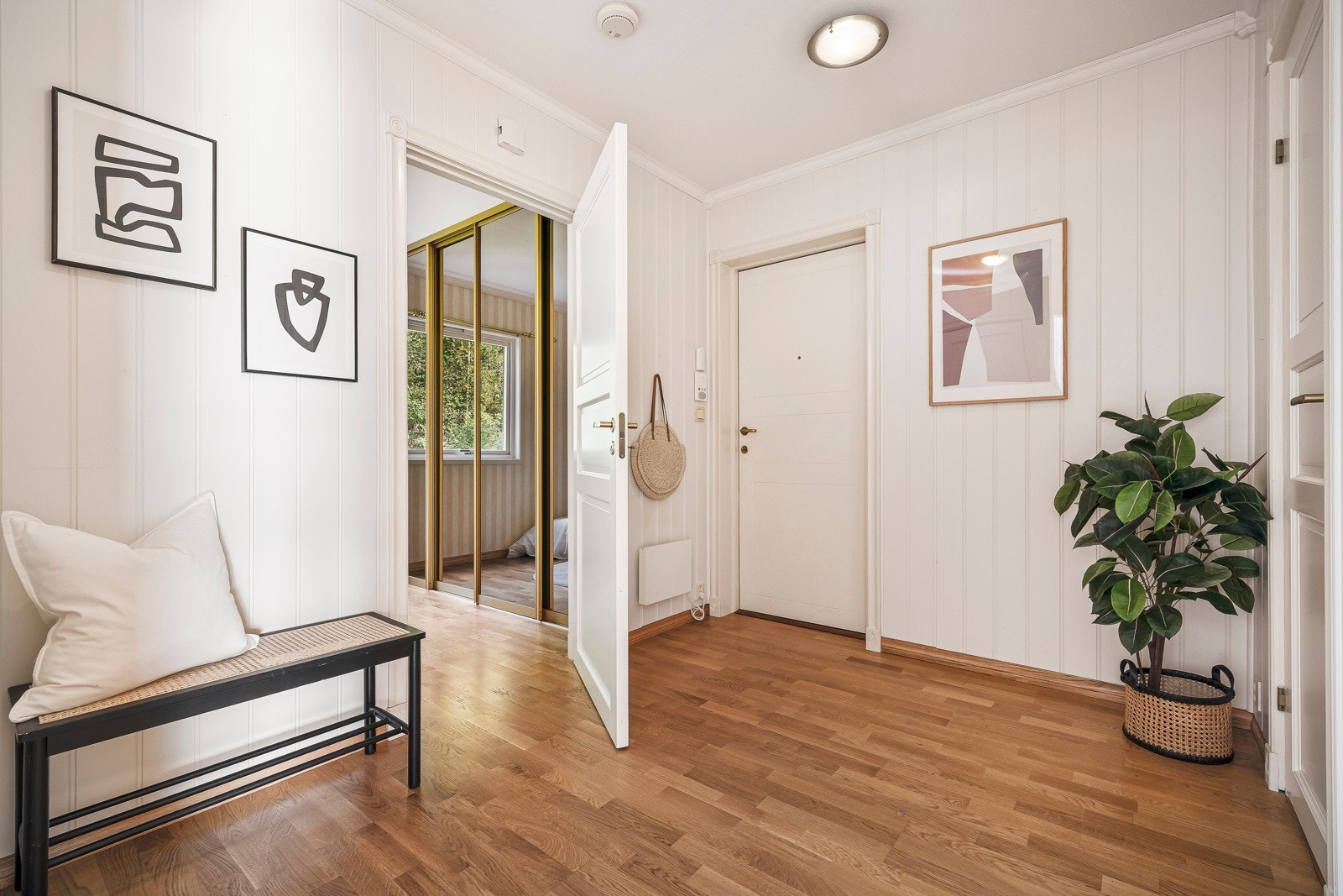 - Det første du møter er en romslig entré, med eget garderoberom/bod - Galleribilde