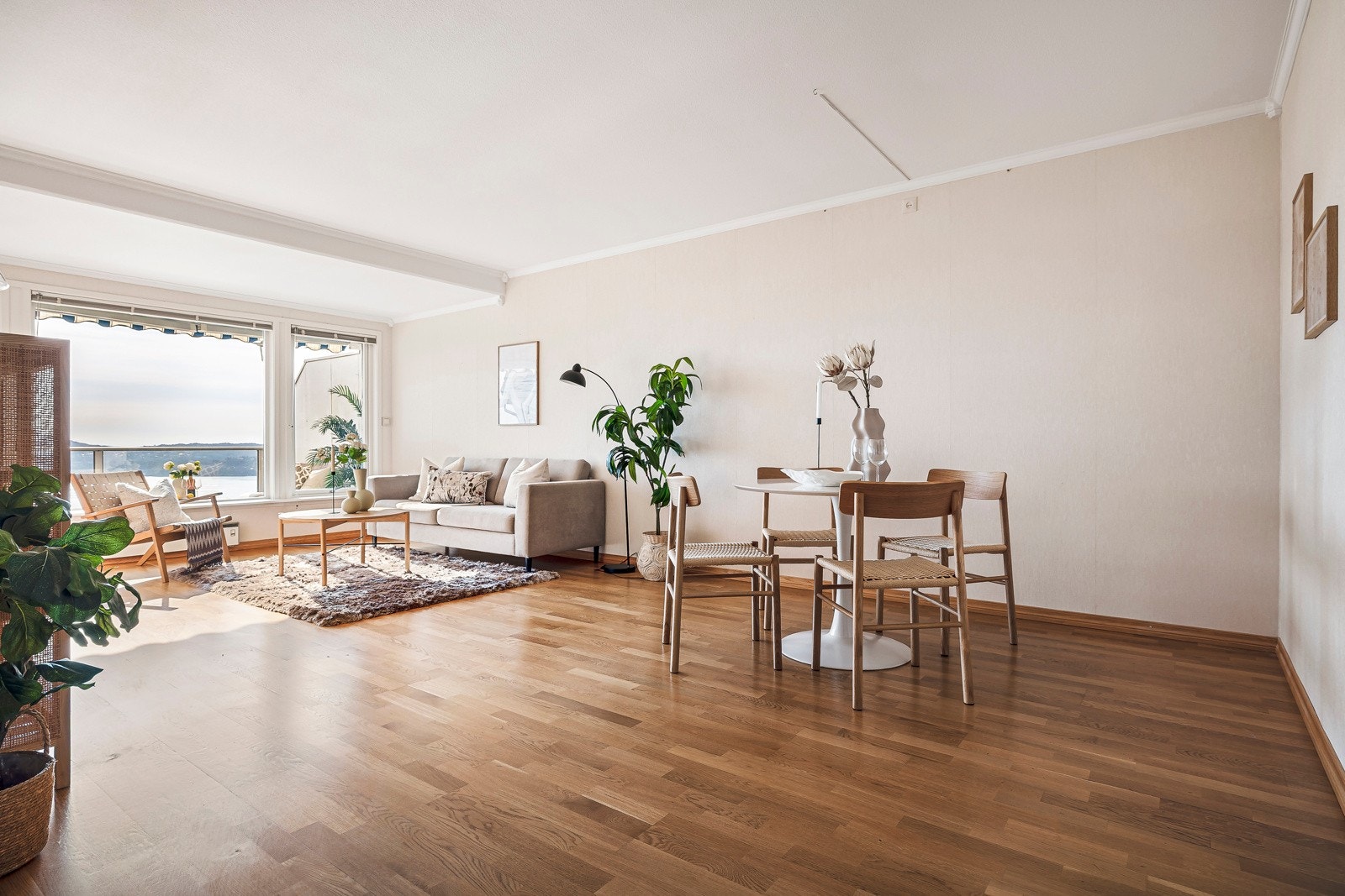 - Klassisk 3-stavs parkett og lyse overflater - Galleribilde