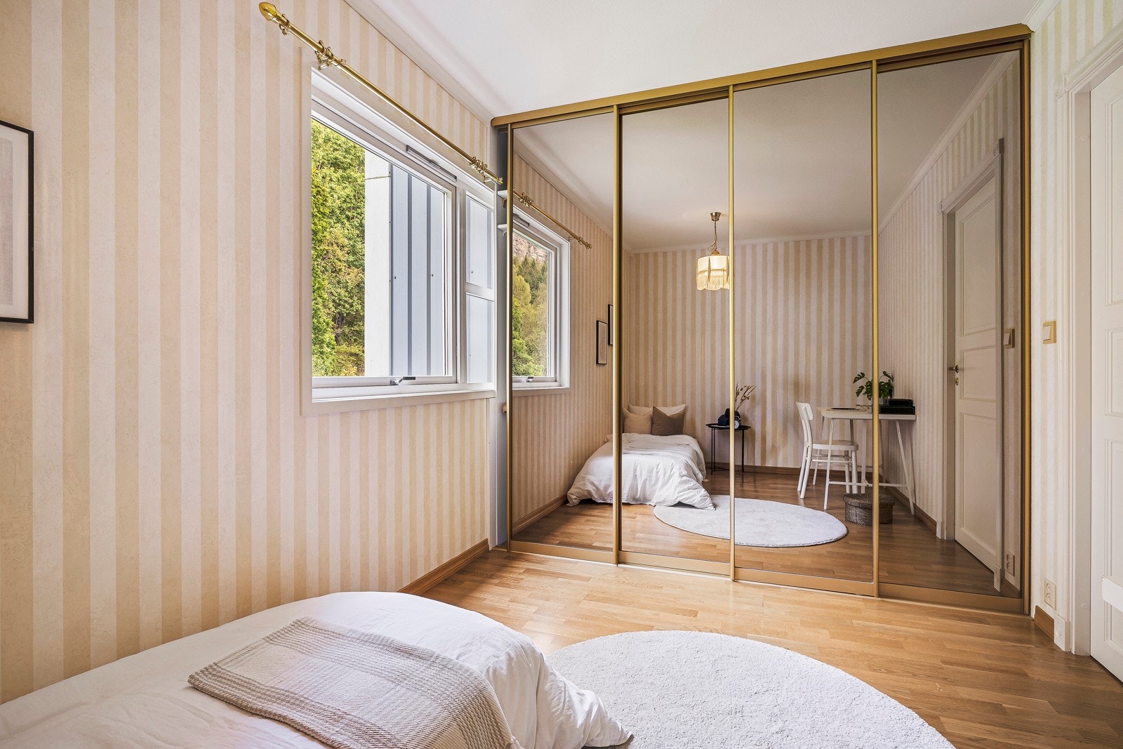 - Fin og praktisk speilgarderobe - Galleribilde