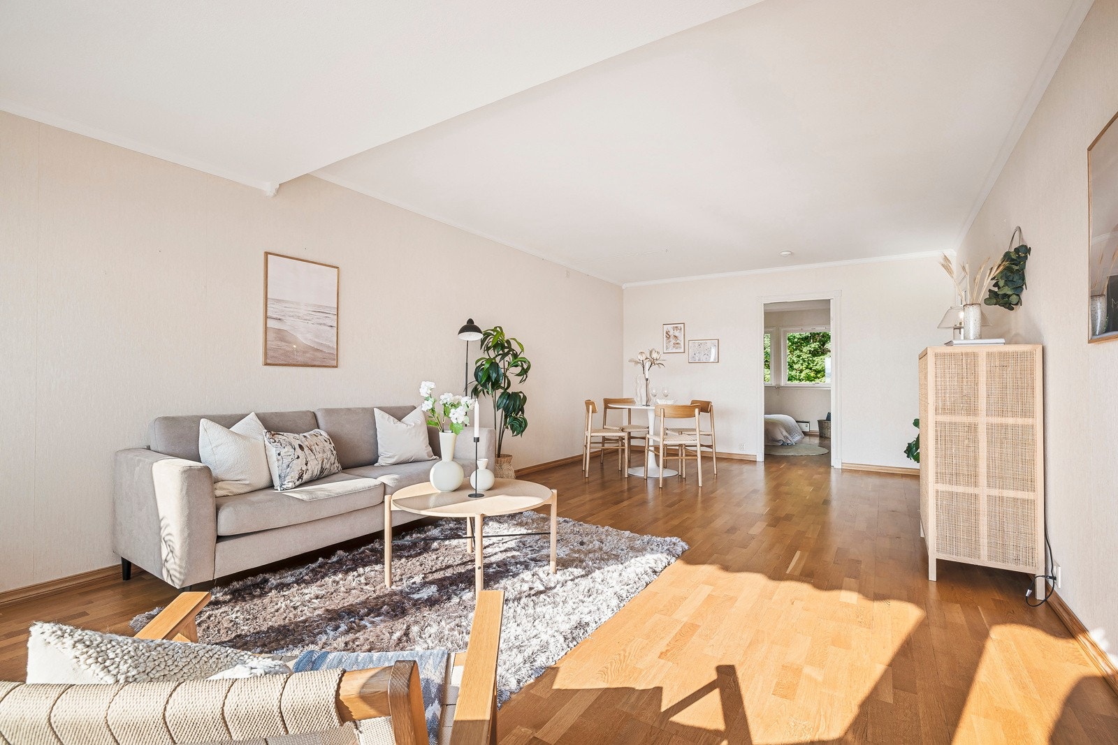 - Den store stuen har godt med plass til både sofagruppe og spisebord - Galleribilde