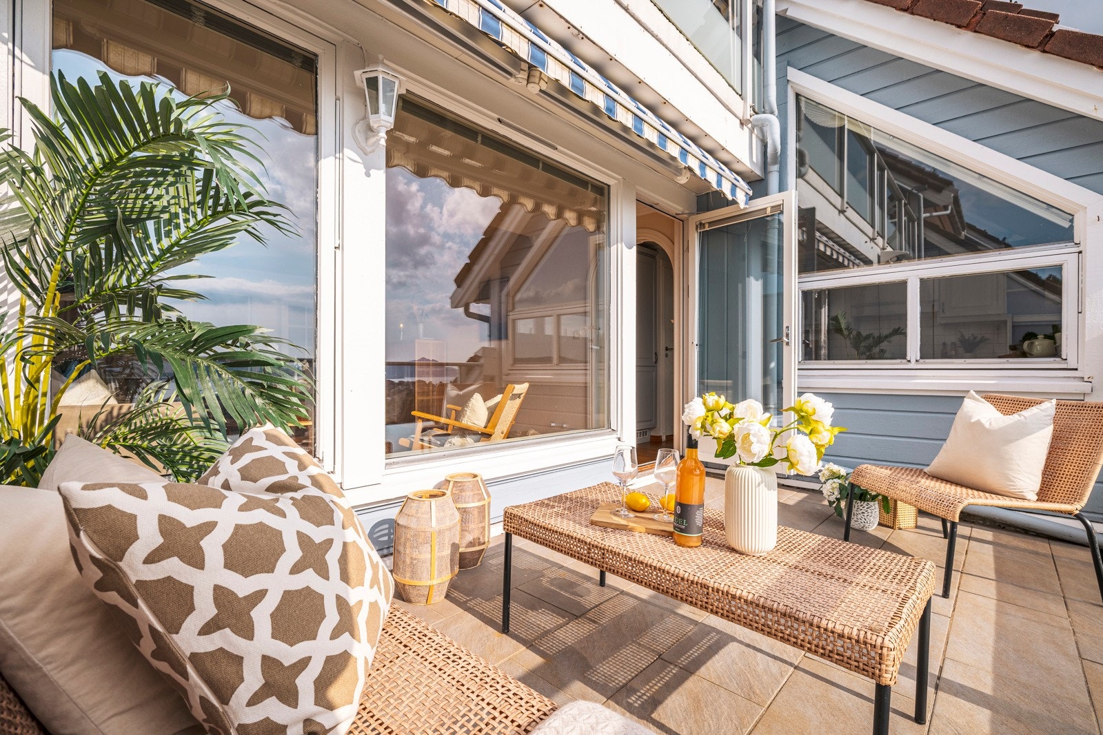 - Fra stuen har du direkte utgang til en vestvendt terrasse på ca. 9 kvm - Galleribilde