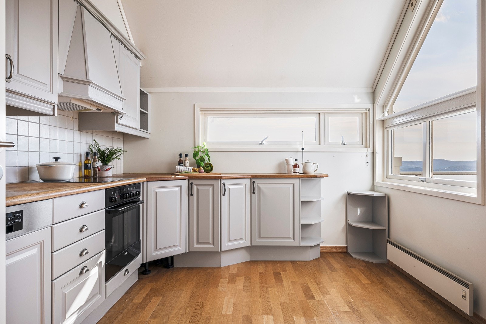 - Kjøkkenet er romslig med god skap- og benkeplass - Galleribilde