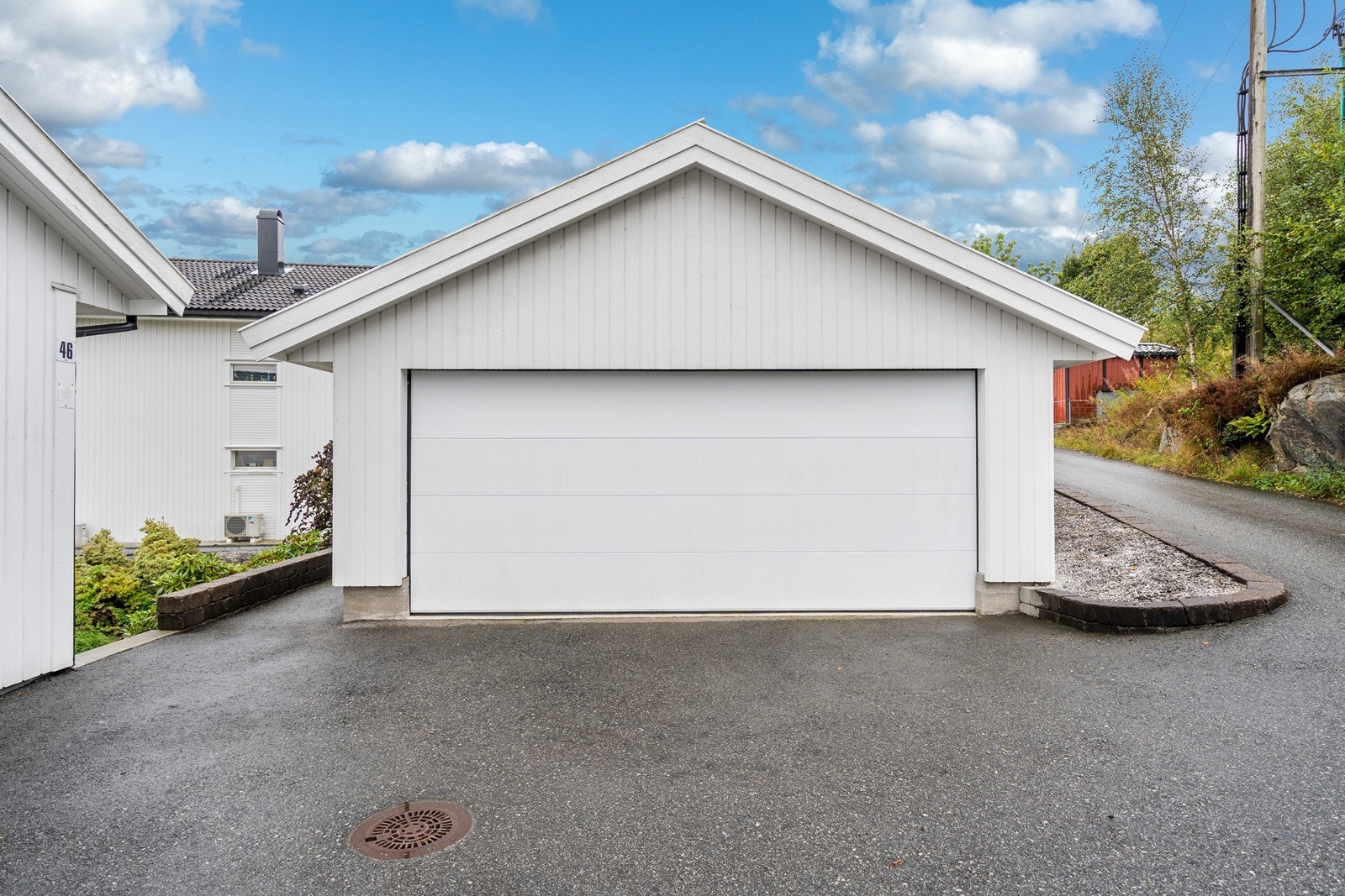 Rommelig garasje med plass til det meste Galleribilde
