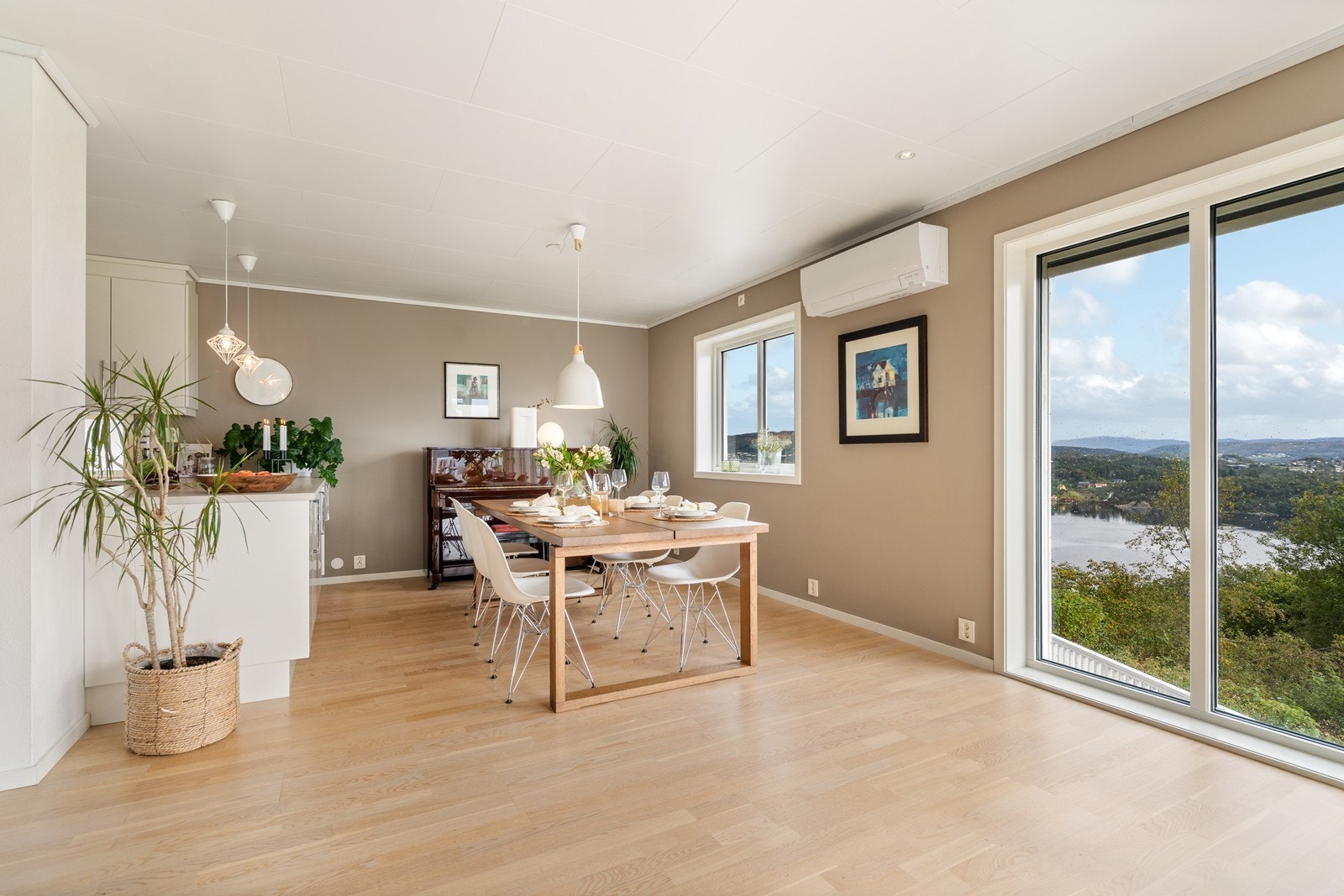 Stor stue med plass til stor spisestue Galleribilde