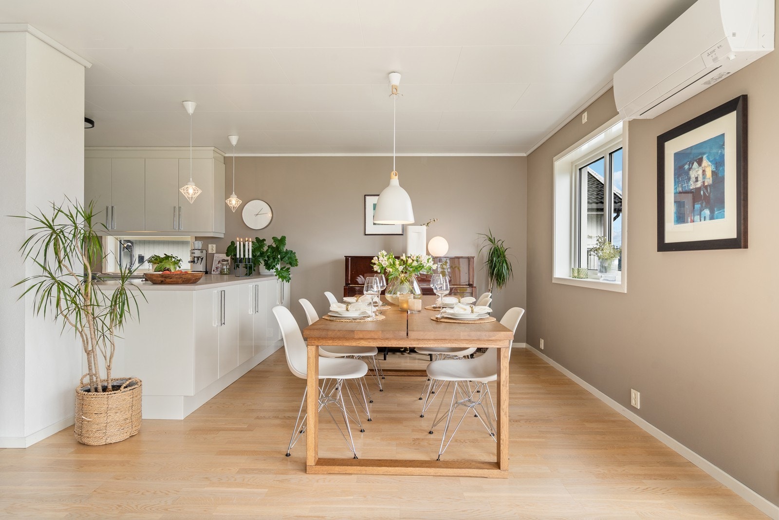 Det er åpen løsning til kjøkkenet fra stuen Galleribilde