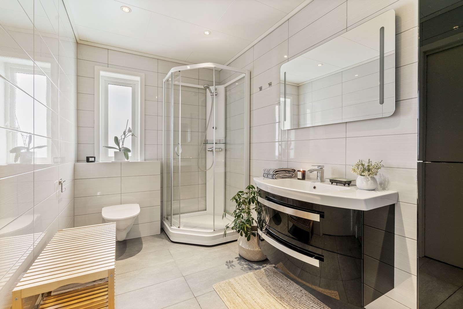 Delikat baderom i hovedetasjen Galleribilde