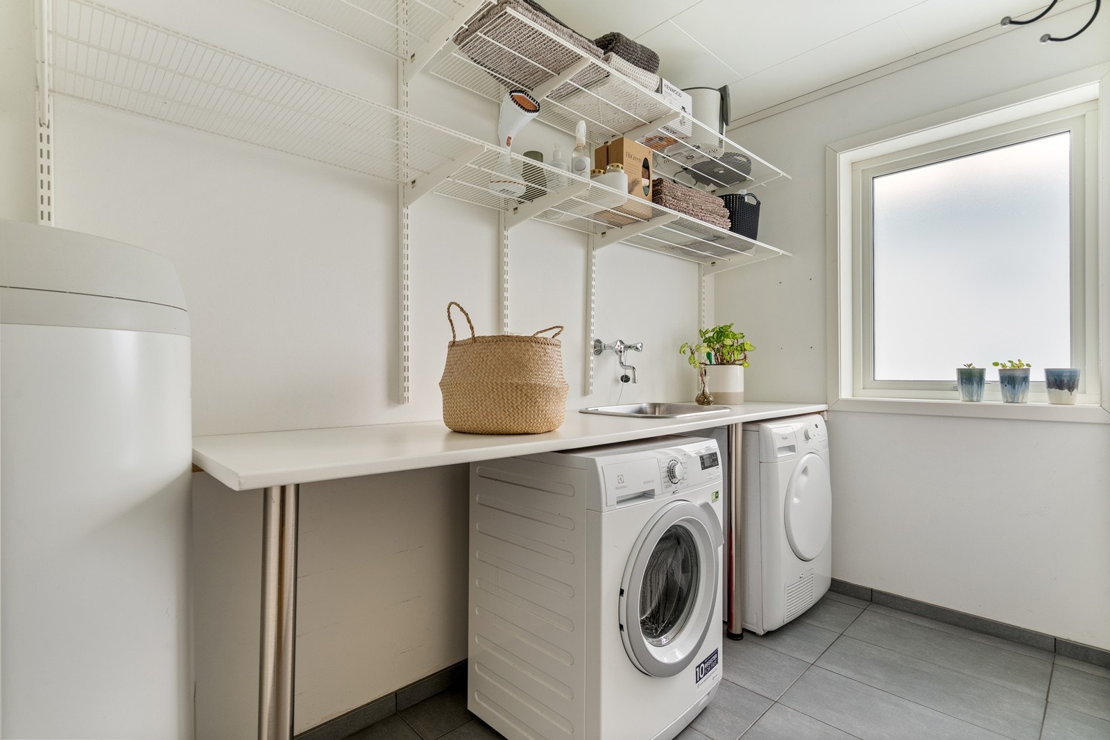 Eget, praktisk vaskerom med tilkomst fra badet Galleribilde