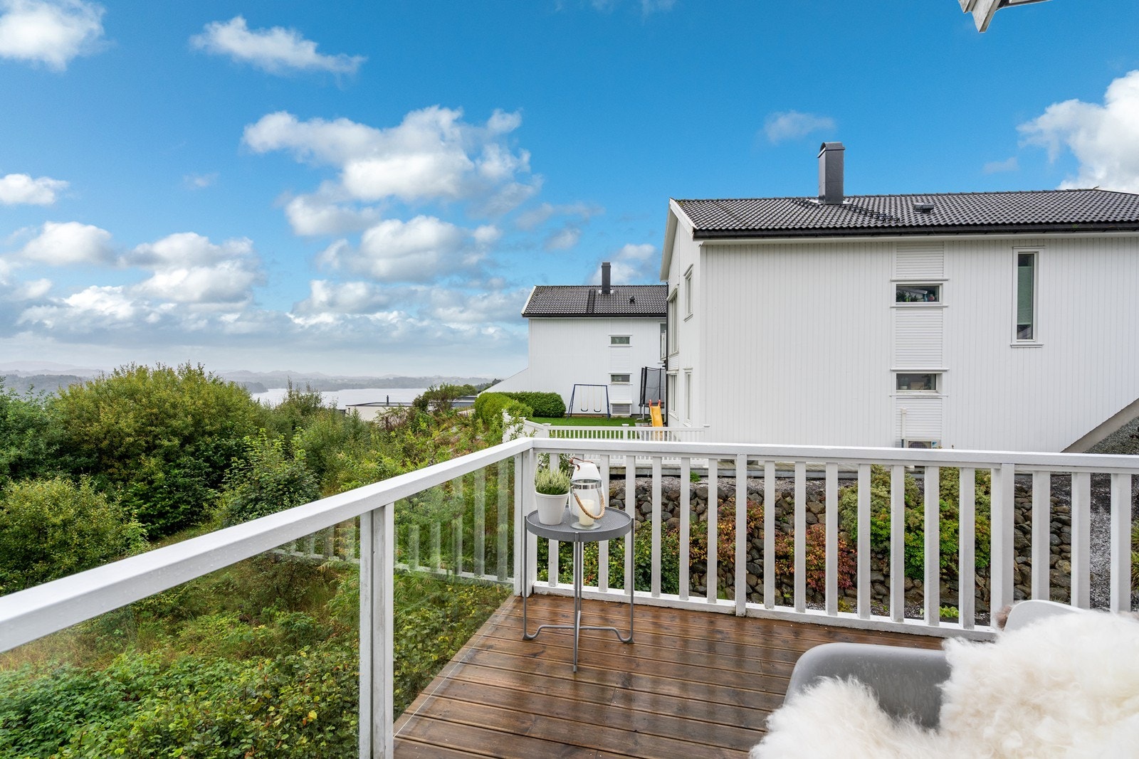 Glass i front av balkongen slik at utsikten kan nytes Galleribilde