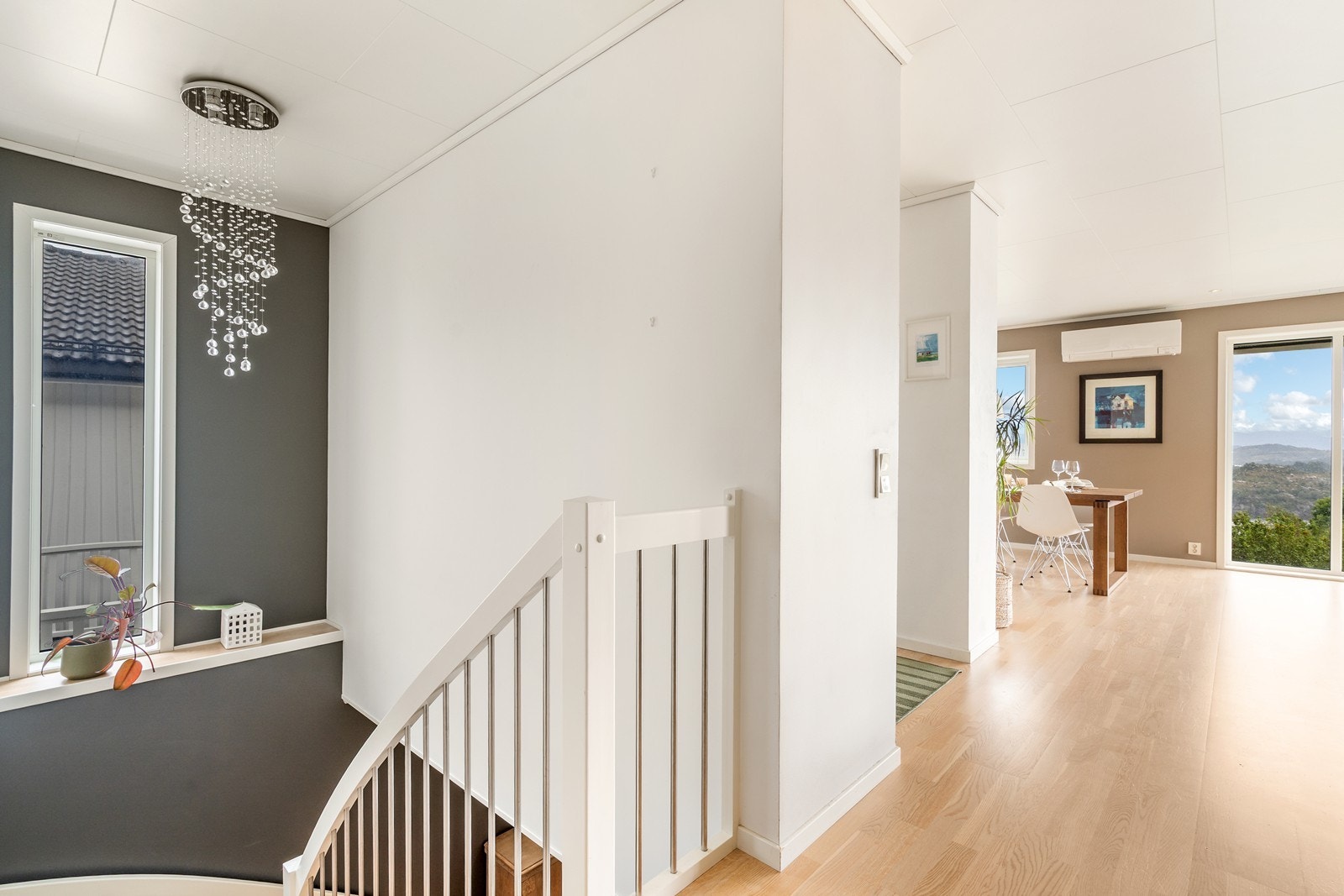 Fra stuen er det trapp ned til sokkeletasjen Galleribilde