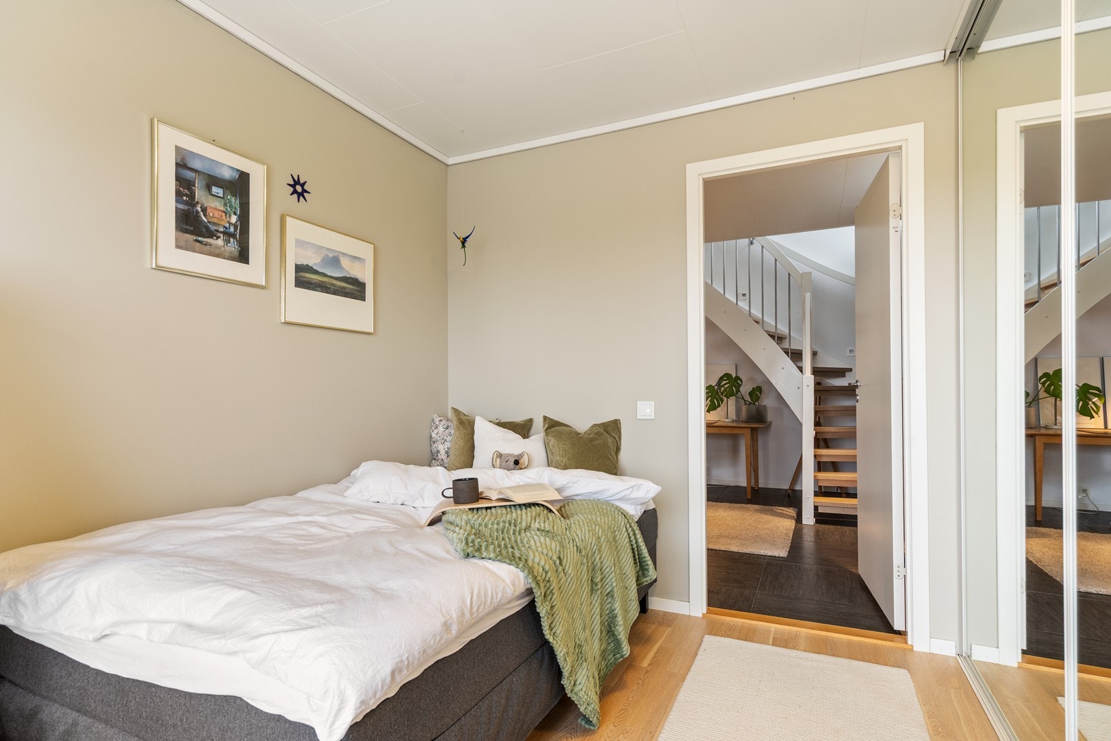 Det er tre soverom i sokkeletasjen Galleribilde