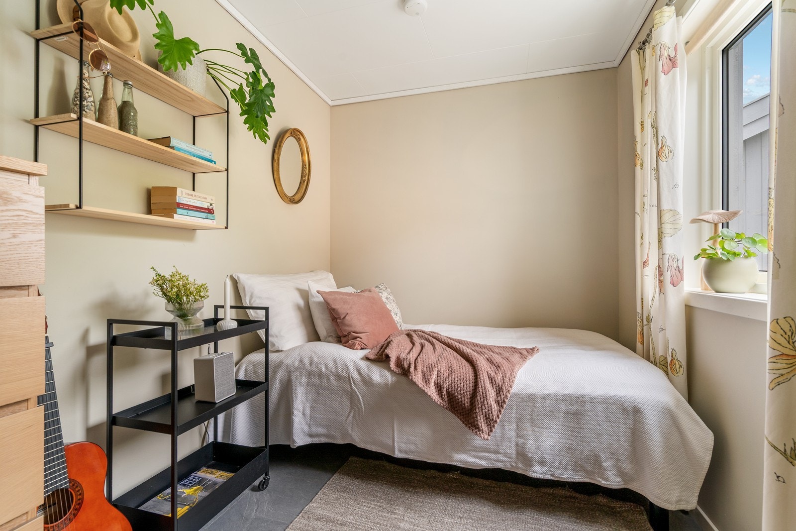 Det er to soverom i hovedetasjen Galleribilde