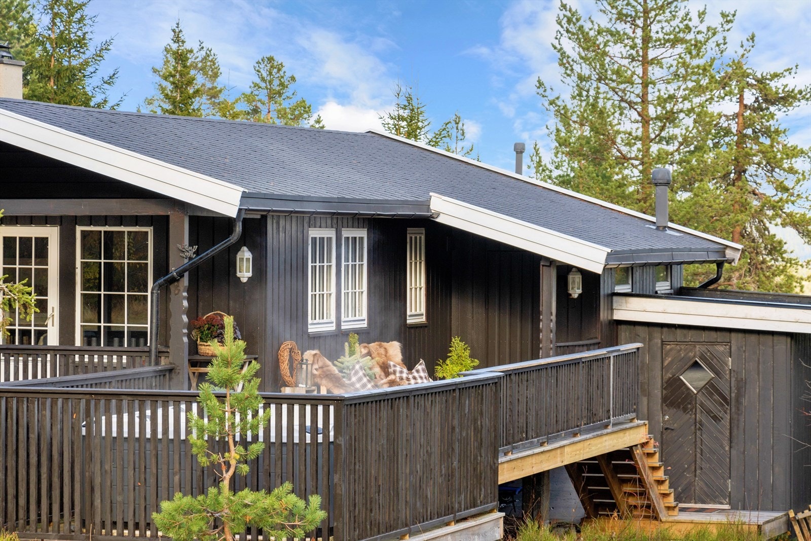 Stor veranda med god plass til familien og gode naboer Galleribilde