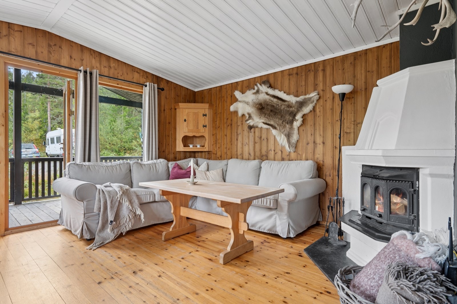 Fra den store åpne stua har du direkte adkomst til verandaen Galleribilde