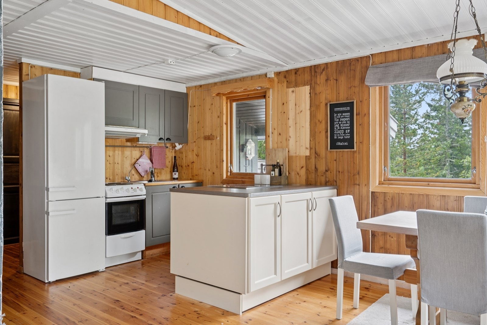 Kjøkkenet er ikke det største du har sett, men her er det mer en nok plass for hyttelivet Galleribilde