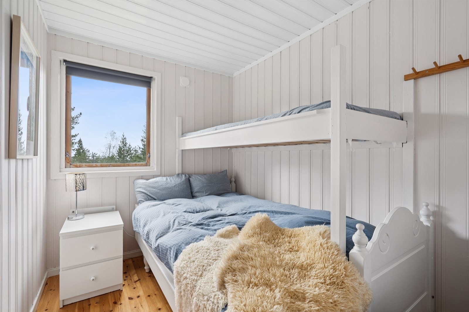 Gjesterommet/ barnerommet med en smal dobbelsenng+ enkel køye viser hvor grei plass det er for en større familie Galleribilde