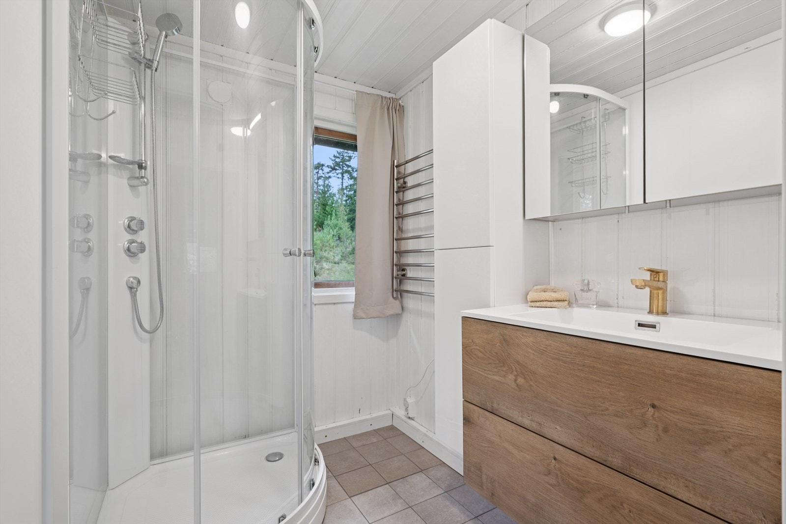 Dusjen er for kjapt bruk, det er i jacuzzien det nytes Galleribilde