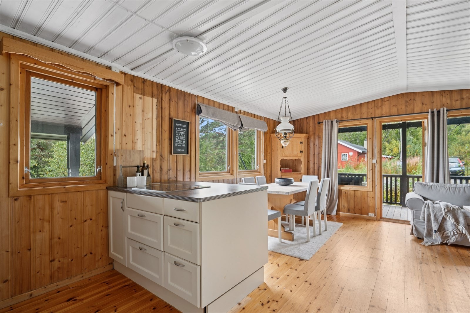 Hytta sitt største rom har mange store vinduer som gir deg mye naturlig lys inn Galleribilde