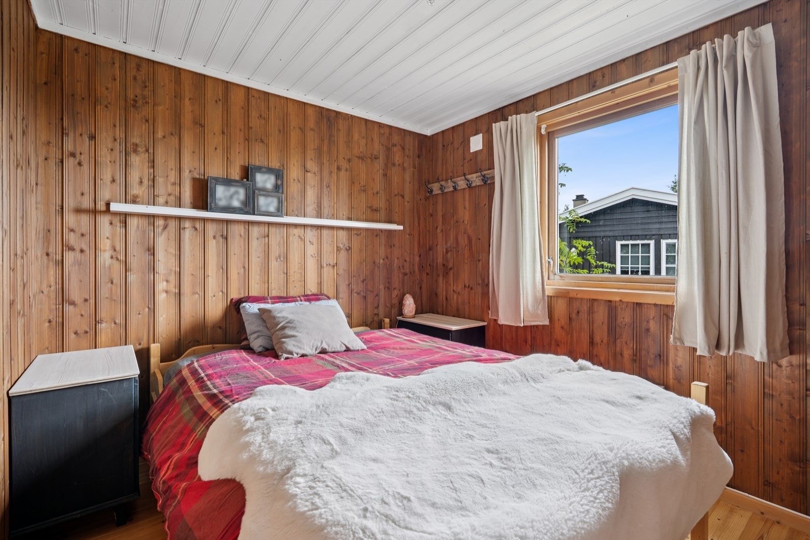 Store vinduer på soverommene Galleribilde