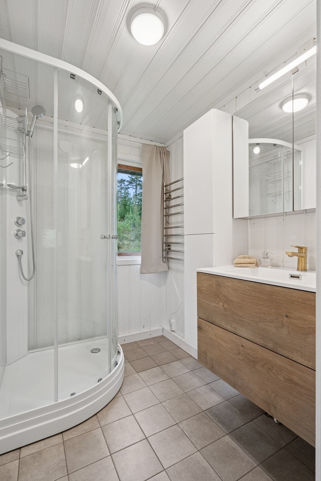 Enkelt bad med dusjkabinett Galleribilde