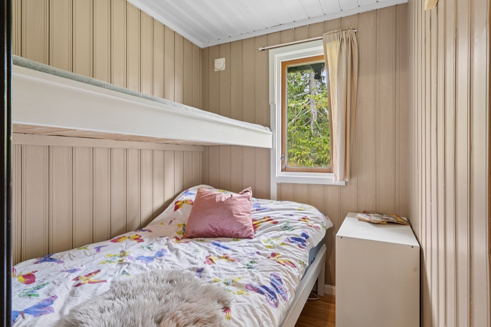 Lite soverom, men også her er det 3 sengeplasser Galleribilde