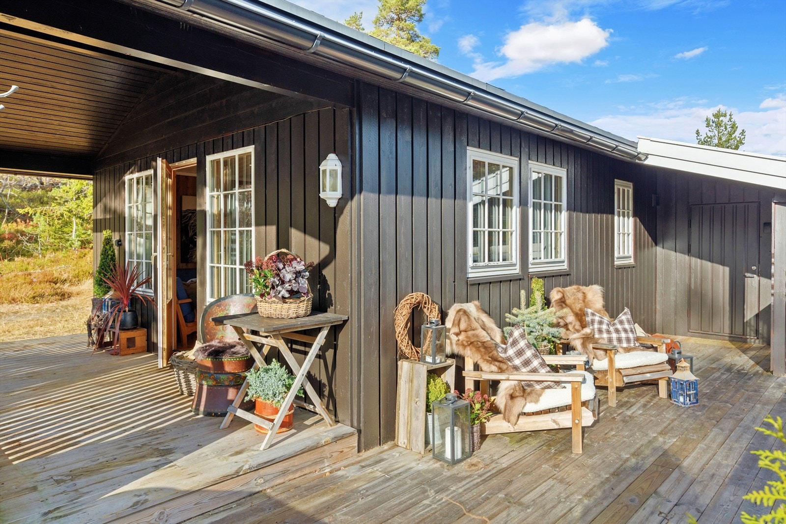 Velkommen på fjellet hvor mesteparten av tiden brukes utendørs Galleribilde