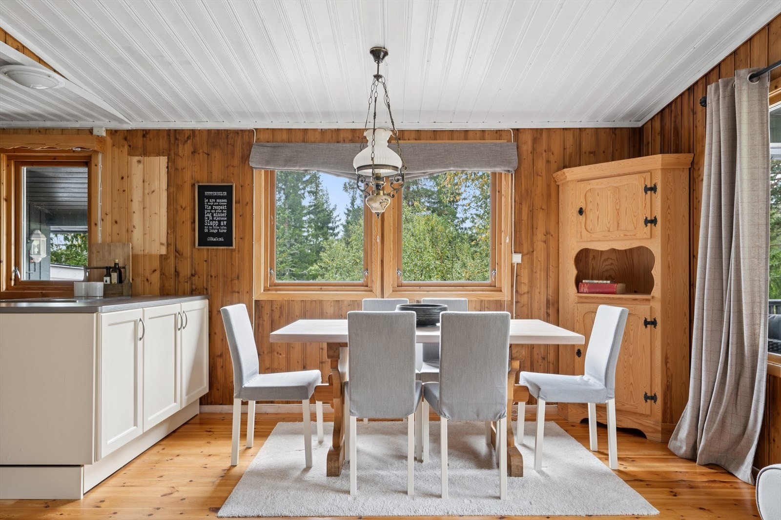 Normalt sett er dette et spisebord, på hytta er dette et spill bord Galleribilde