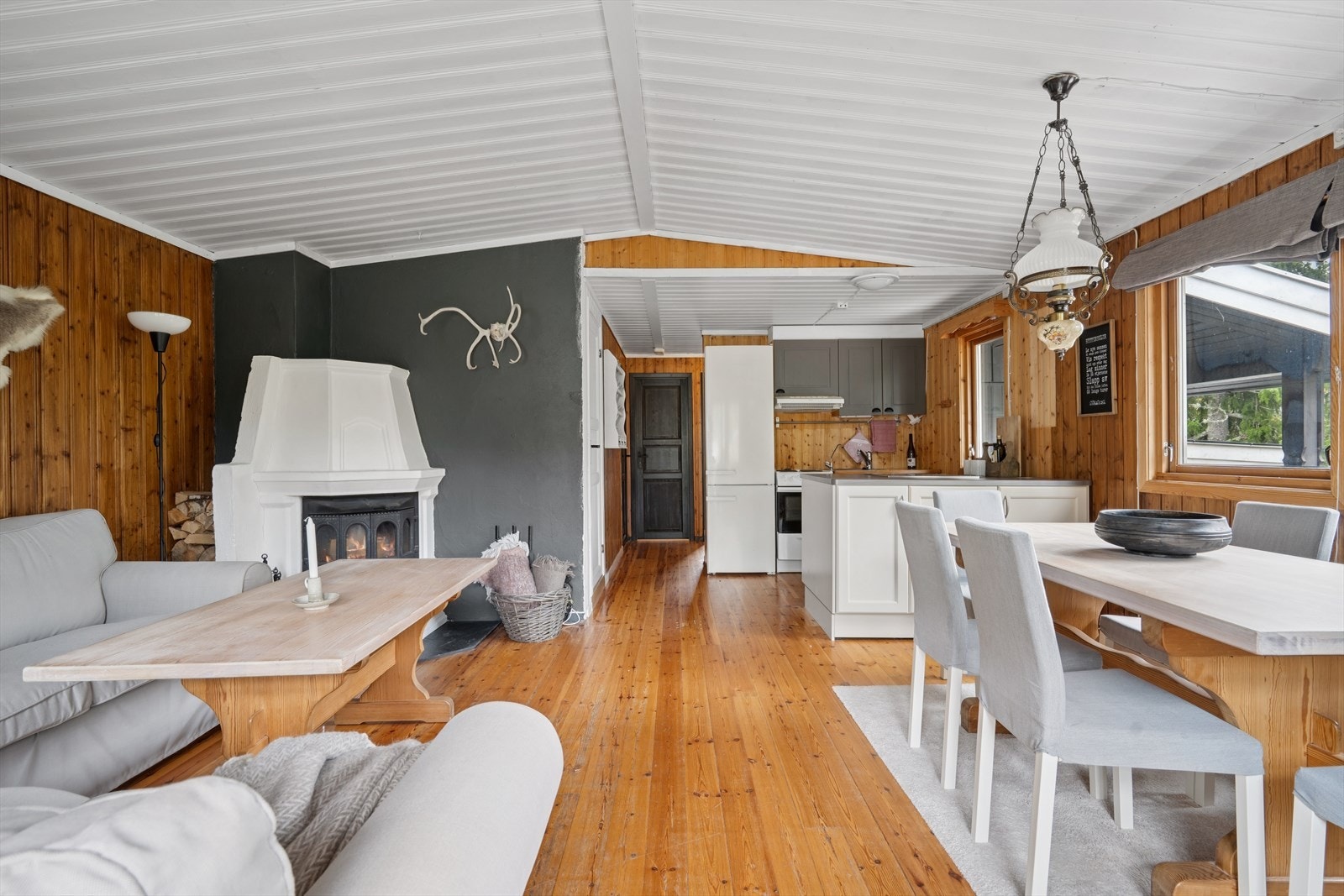 Stor og romslig stue med åpen kjøkkenløsning Galleribilde