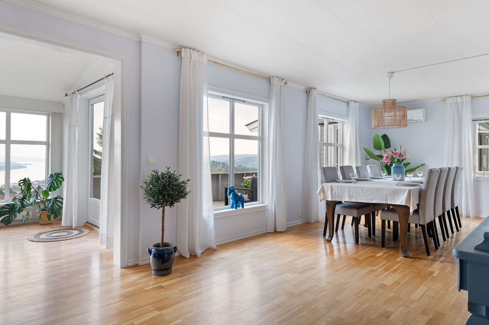 Spisestue med god plass til
familie og venner Galleribilde