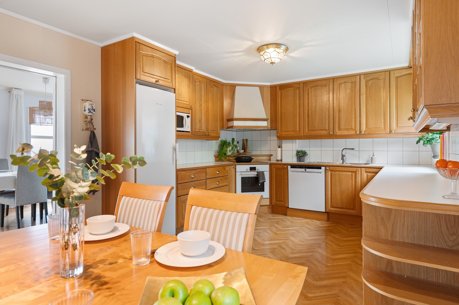 Plass til sittegruppe også på kjøkkenet Galleribilde