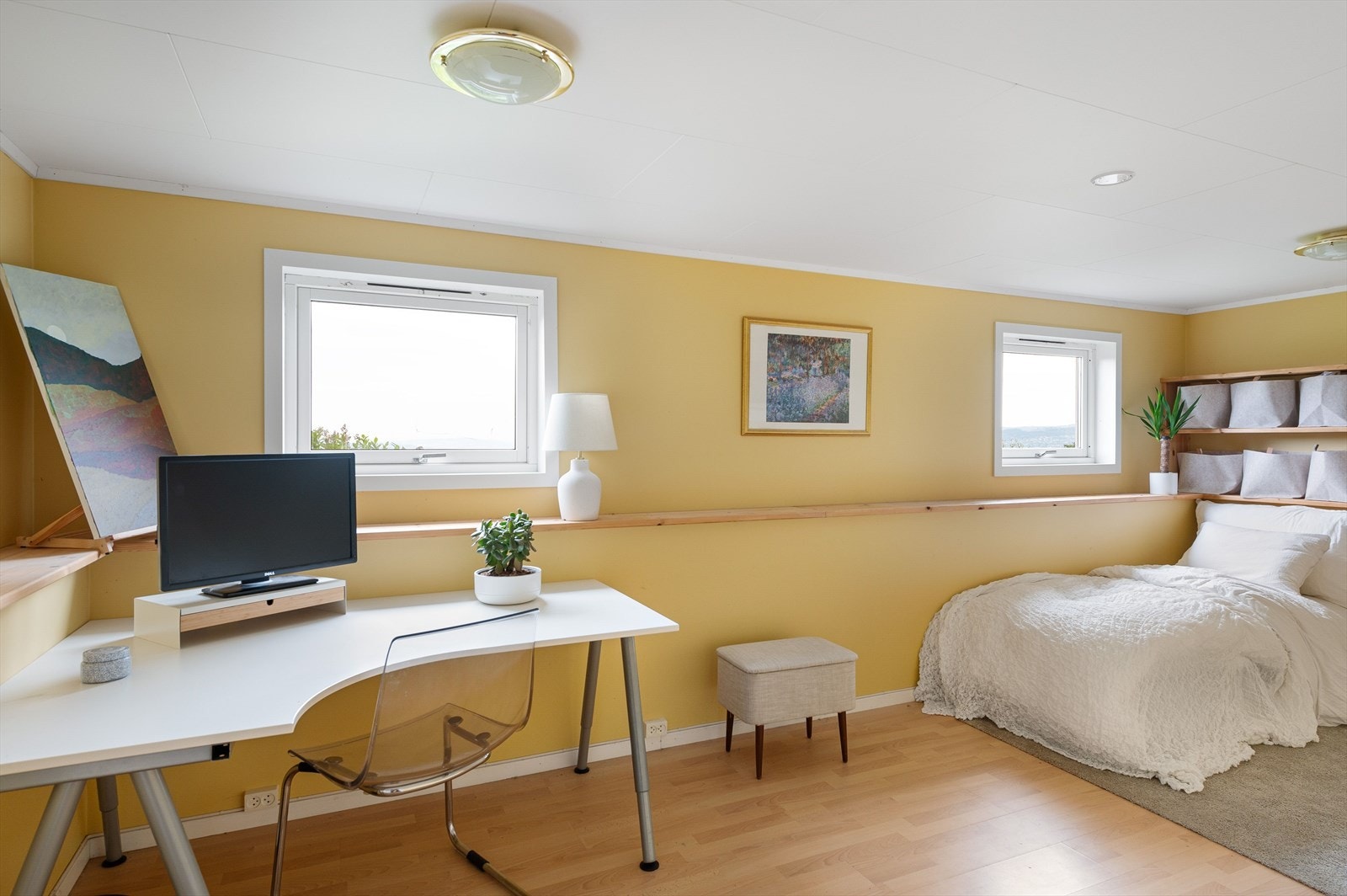 I kjelleretasjen er det innredet rom/kontor, hobbyrom, bad og boder. Galleribilde