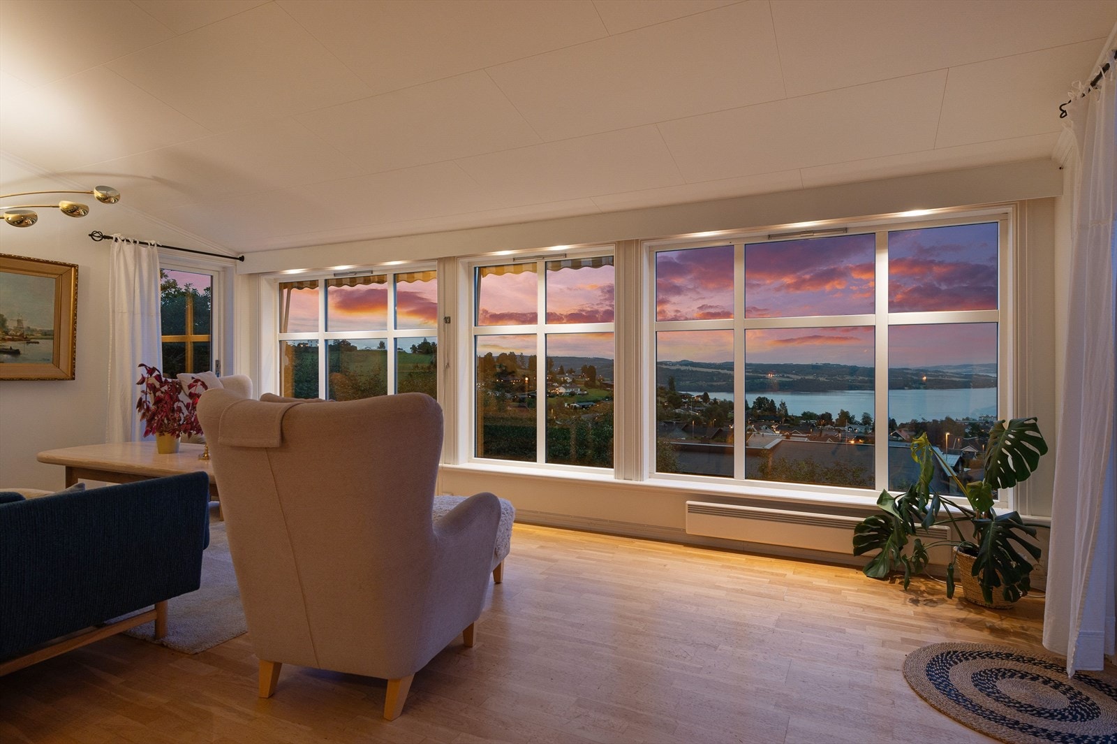 Store vindusflater slipper inn godt med naturlig lys - med fantastisk utsikt Galleribilde