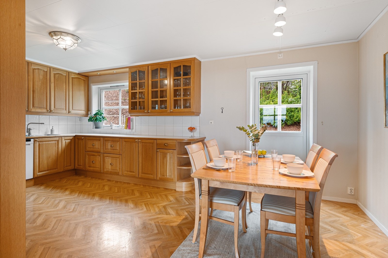 Kjøkkeninnredning med profilerte fronter i eik og benkeplate av laminat Galleribilde