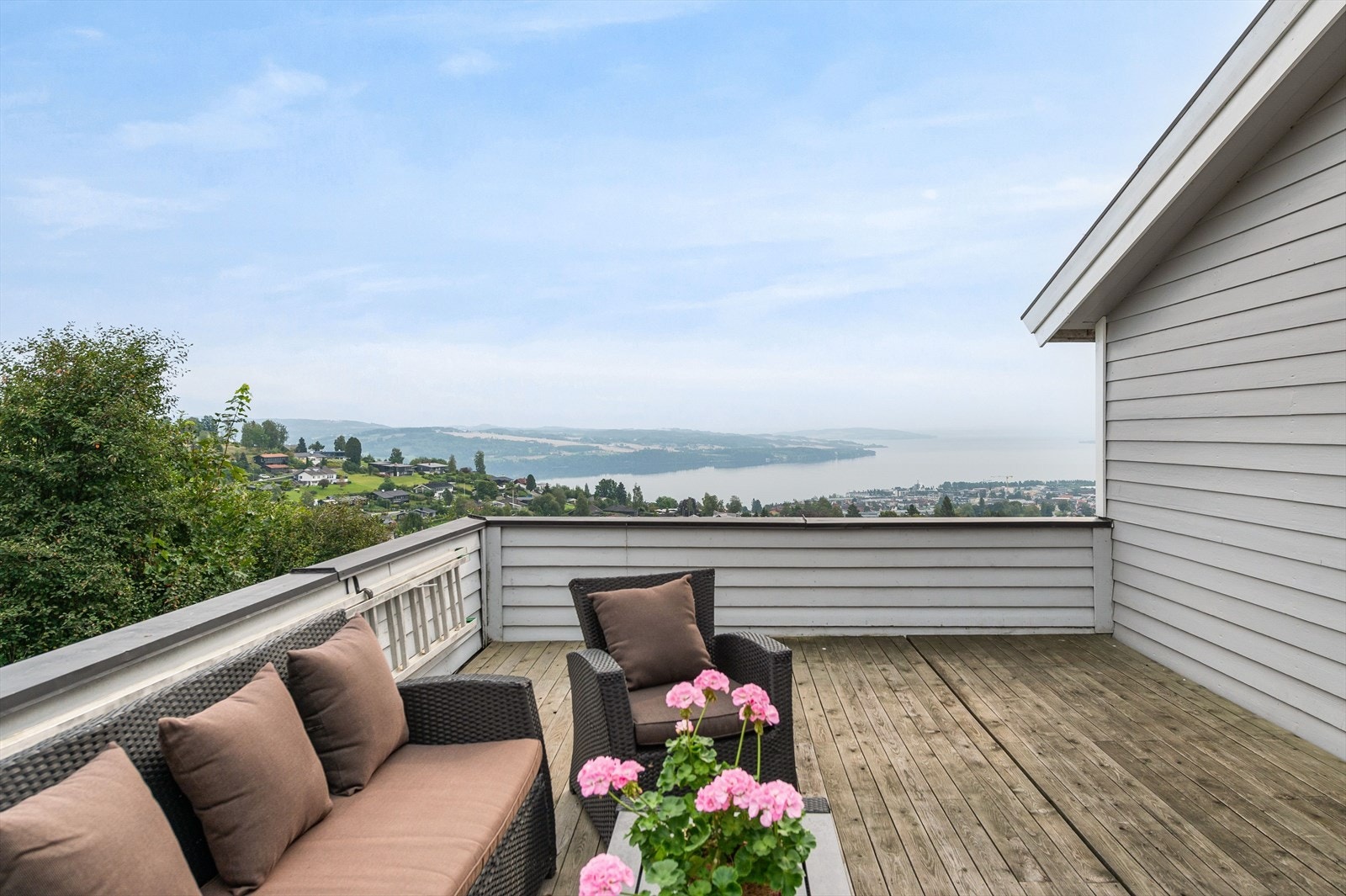 Hyggelig terrasse med fin utsikt over Gjøvik - Her er det gode solforhold! Galleribilde