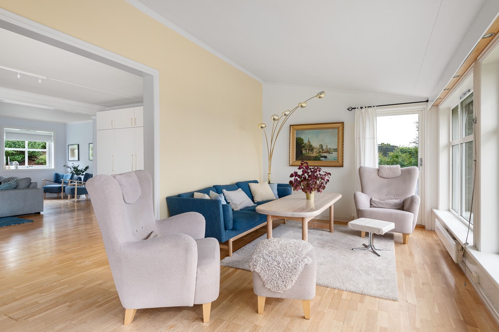 Stuen åpner opp mot en lys stue med store vindusflater mot "utsikten" Galleribilde