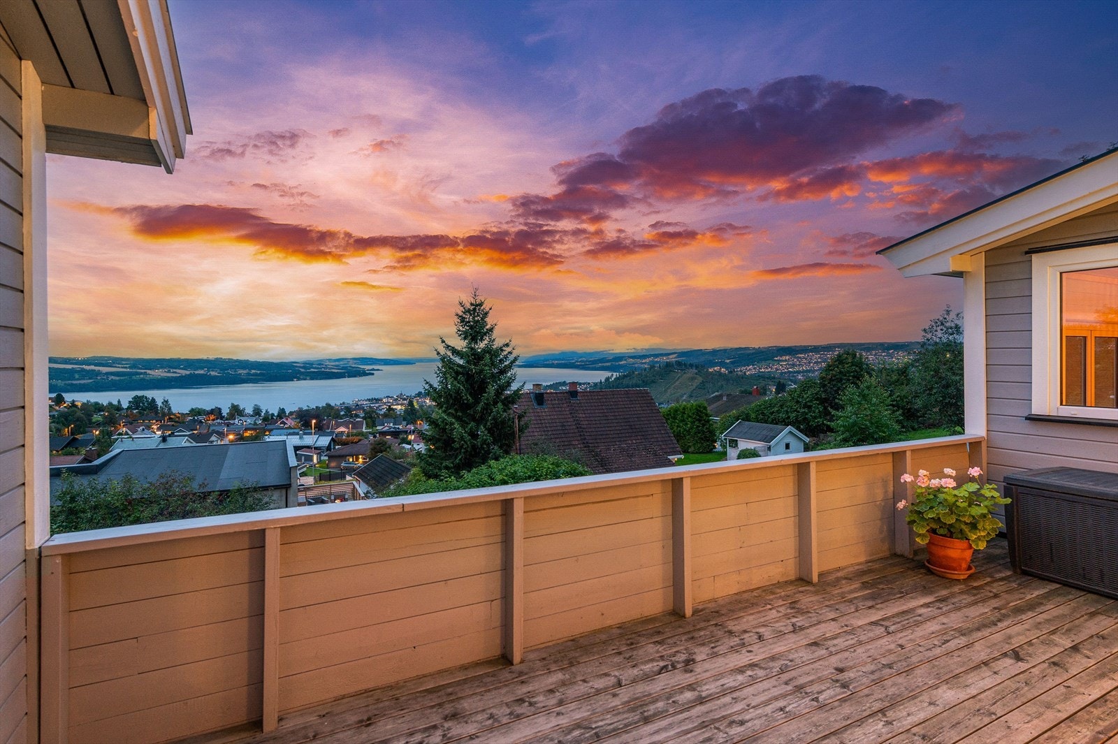 Nydelig utsikt fra store deler av eiendommen både inne og ute Galleribilde