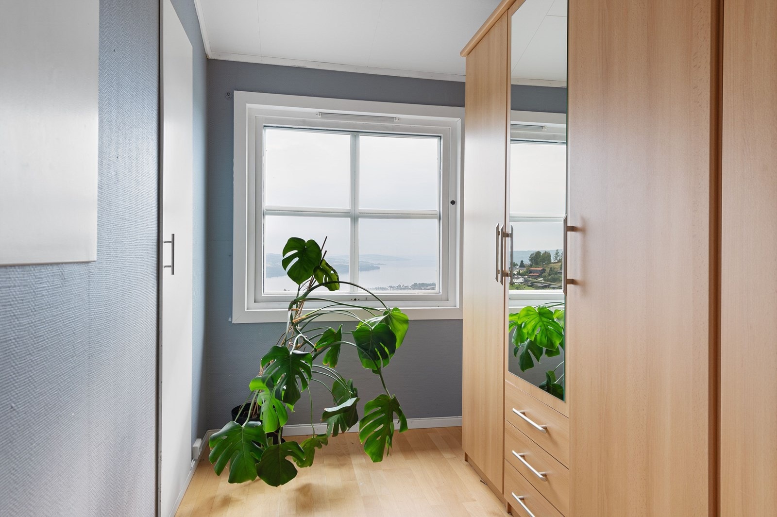 Garderoberom - praktisk for oppbevaring Galleribilde