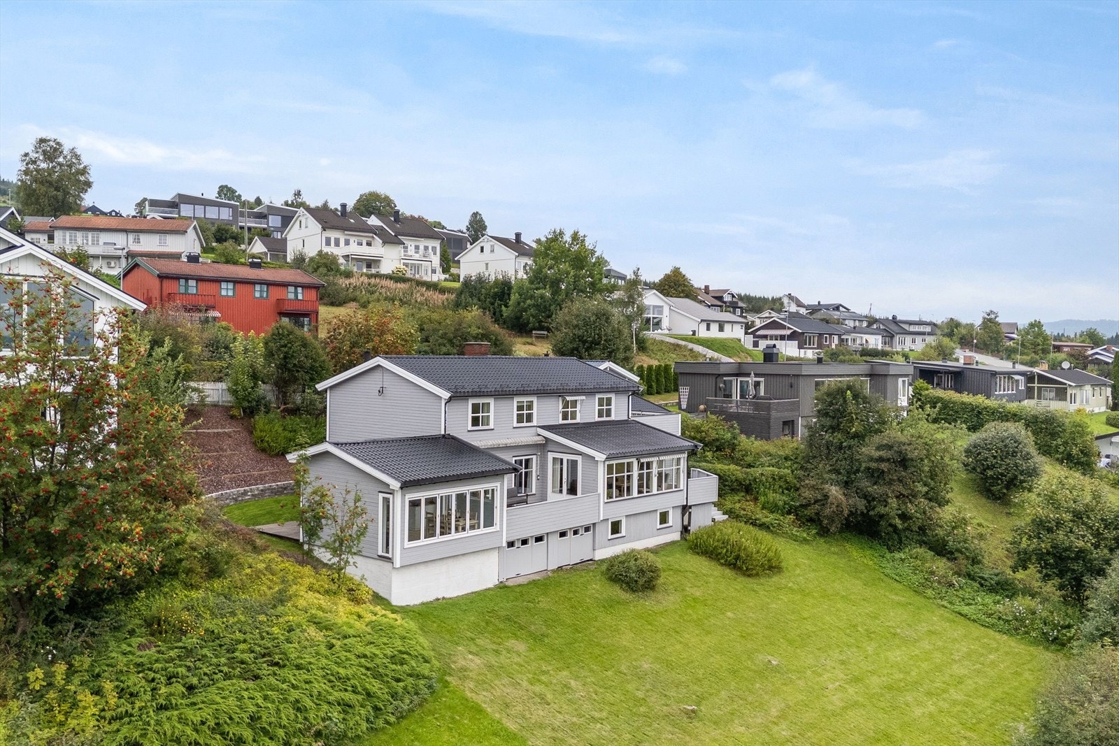 Boligen har en flott og tilbaketrukket beliggenhet i et populært og rolig boligområde Galleribilde