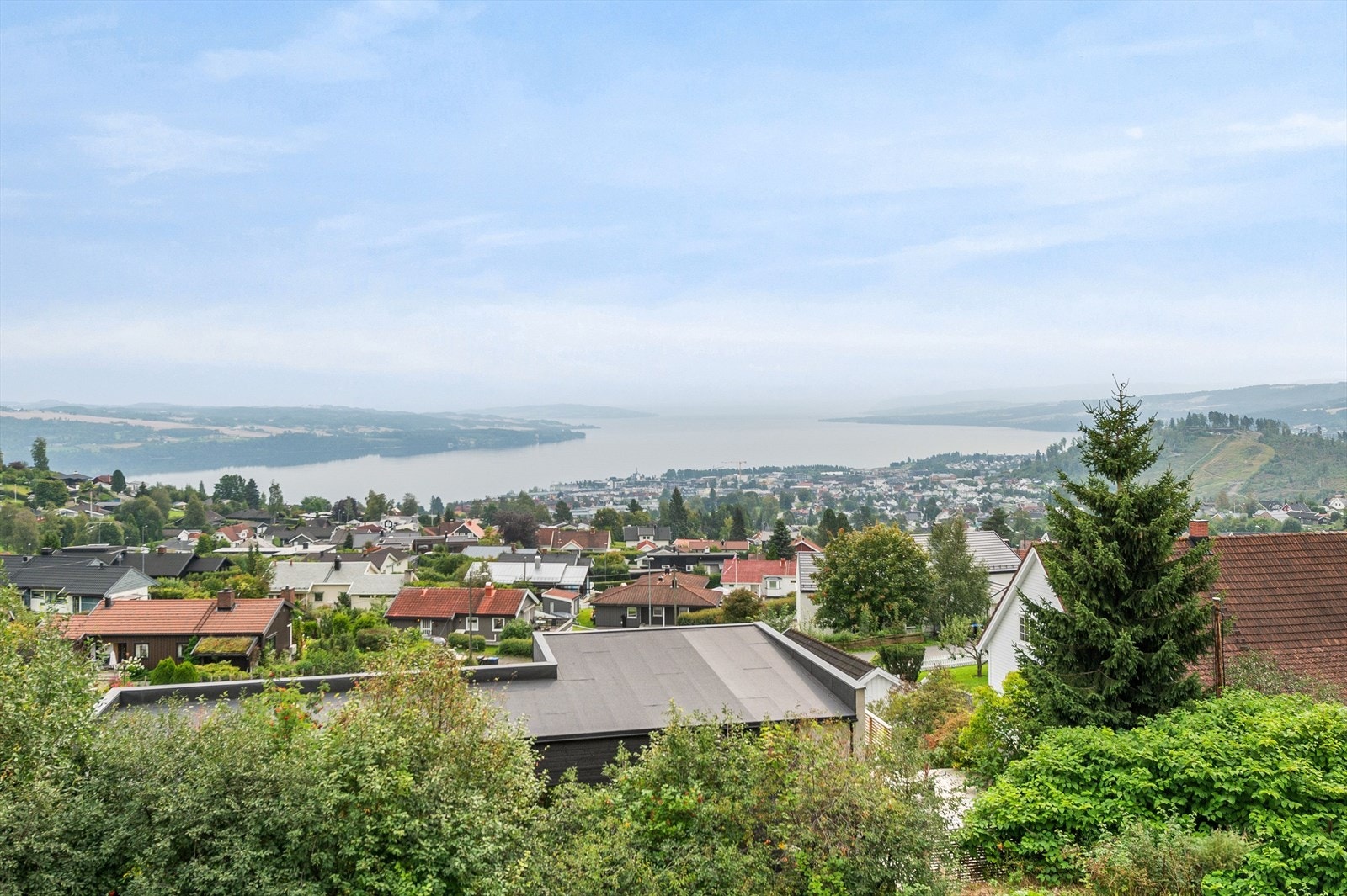 Nydelig utsikt over byen og Mjøsa Galleribilde