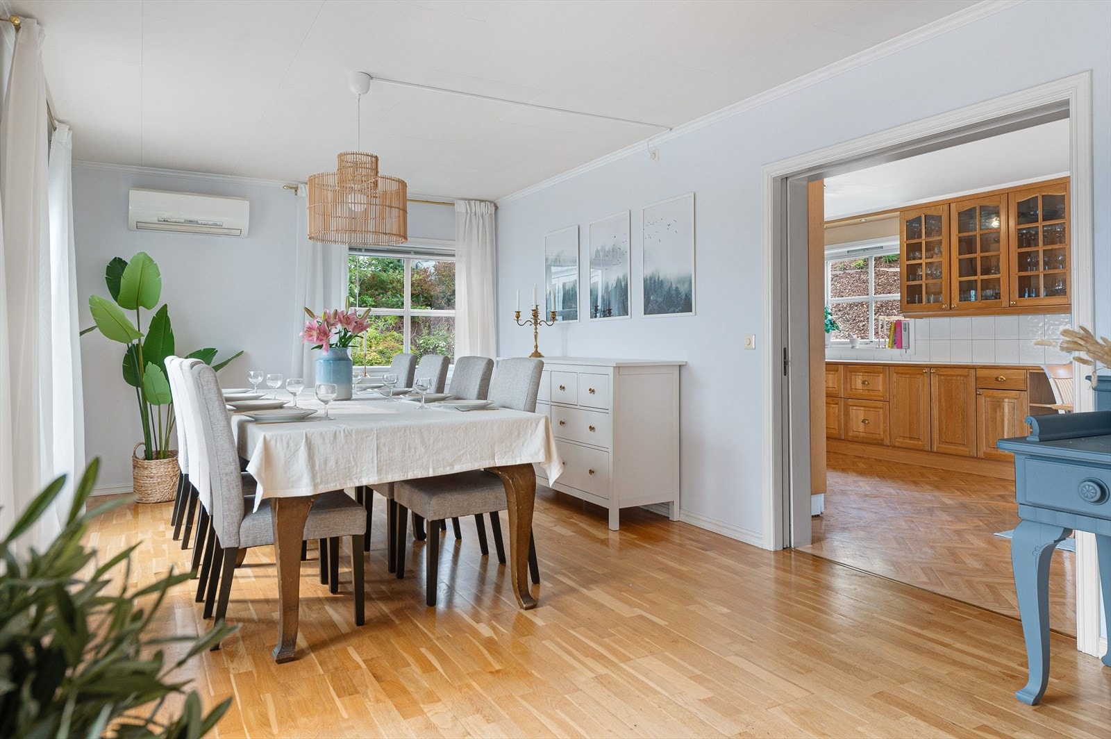 Fra spisestuen er det skyvedører inn til kjøkkenet Galleribilde