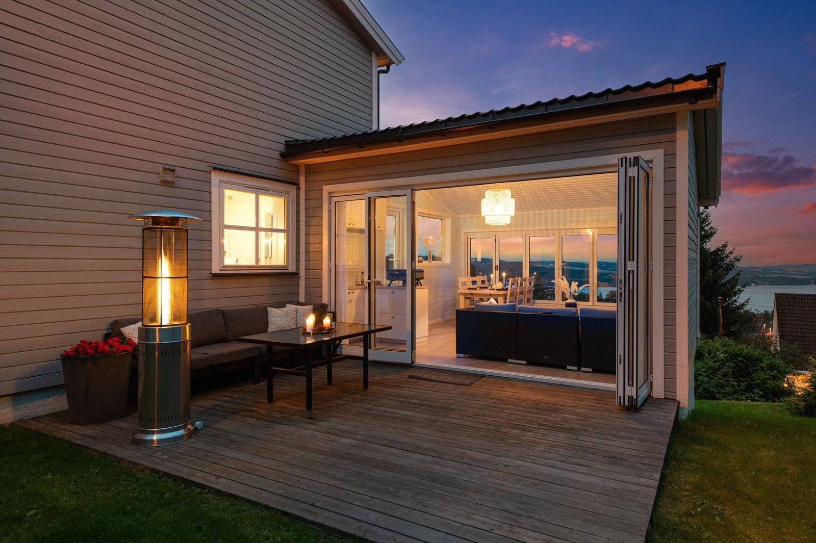 Mulighet for å åpne/lukke inn til vinterhage med adkomst til markterrasse og hage Galleribilde