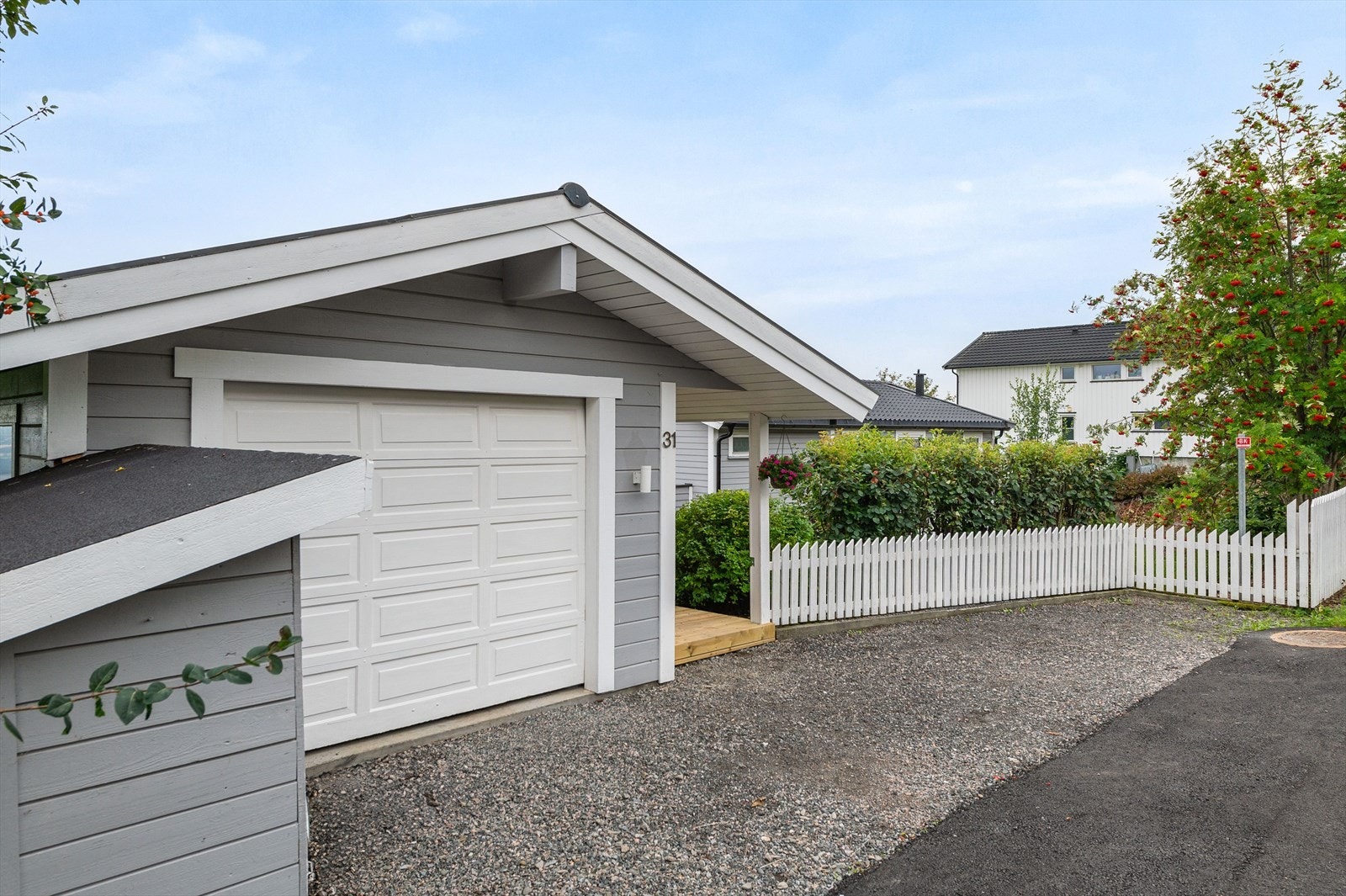 Parkeringsmuligheter i garasje, samt biloppstillingsplass foran Galleribilde