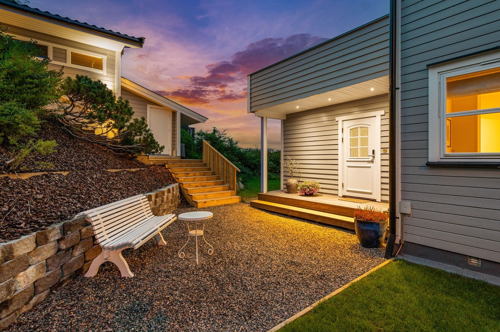 Boligen har en hyggelig inngangsparti med gruset adkomst, og trappnedgang fra garasjen Galleribilde