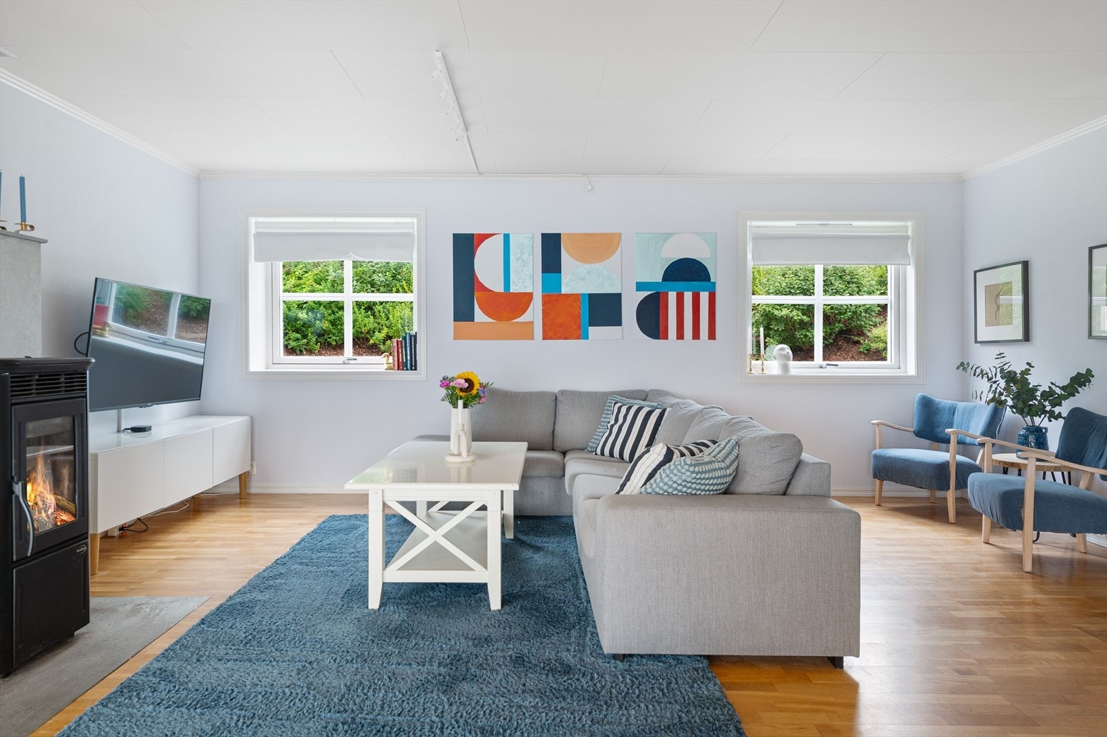 Stuen er fordelt over flere soner, med TV-stue, spisestue og vinterhage Galleribilde