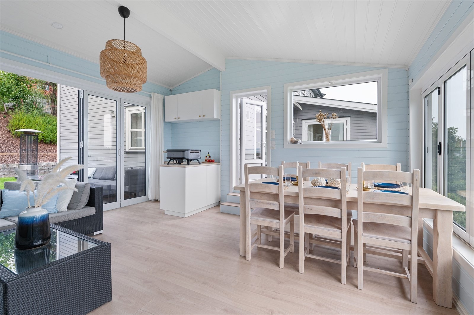 Lys vinterhage med innfellbare vinduer, ideell med både sittegruppe og spiseplass Galleribilde