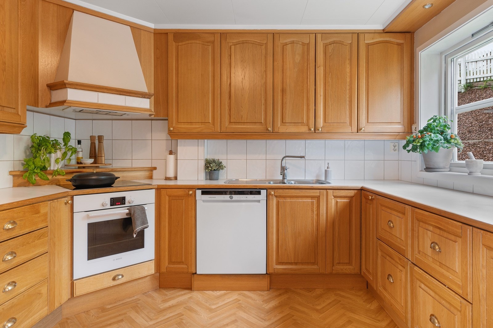 Rikelig med skap- og benkeplass Galleribilde