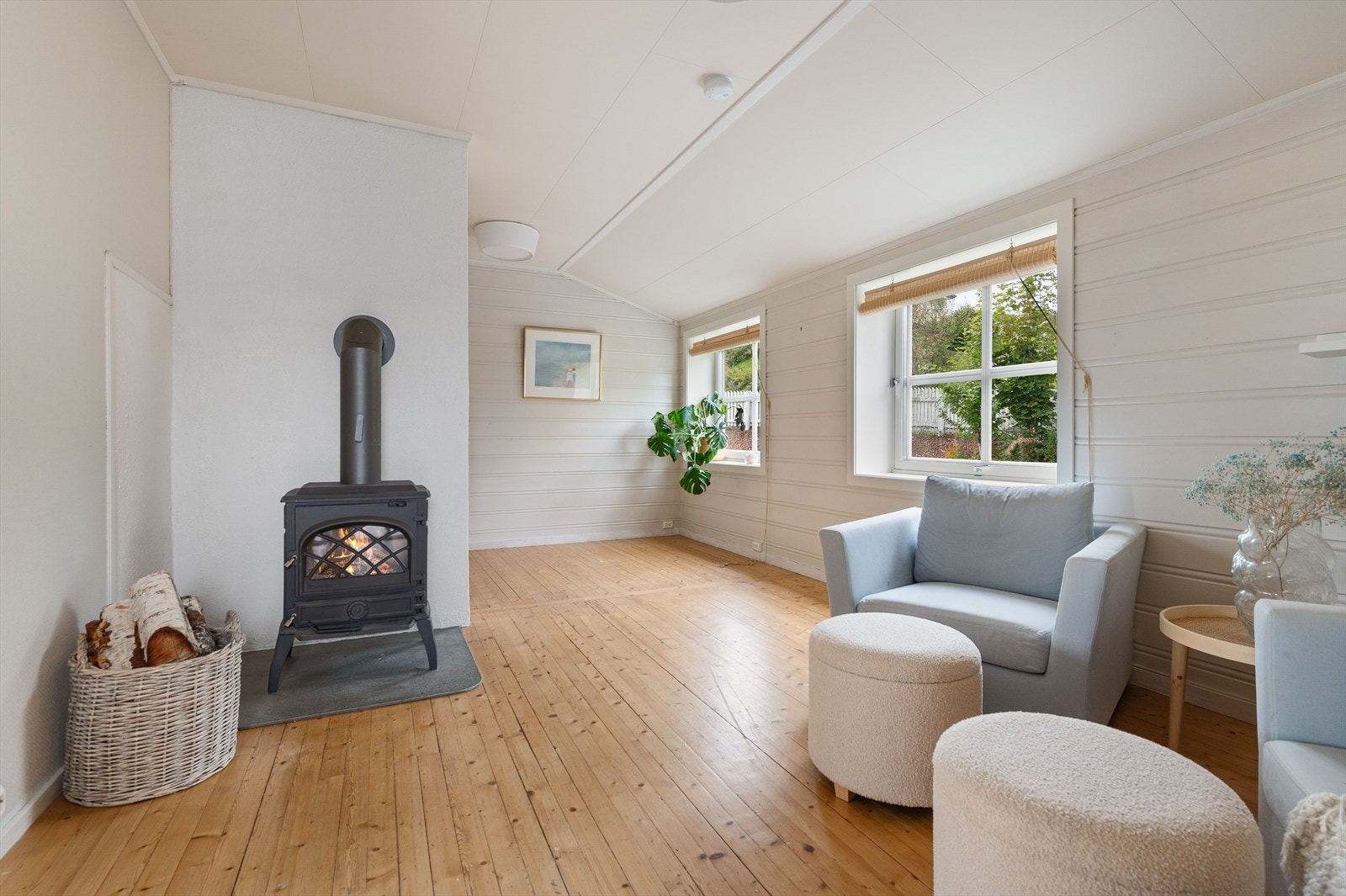 I boligens 2.etasje har du stue, 3 soverom, garderoberom, 2 bad og utgang til terrasse Galleribilde