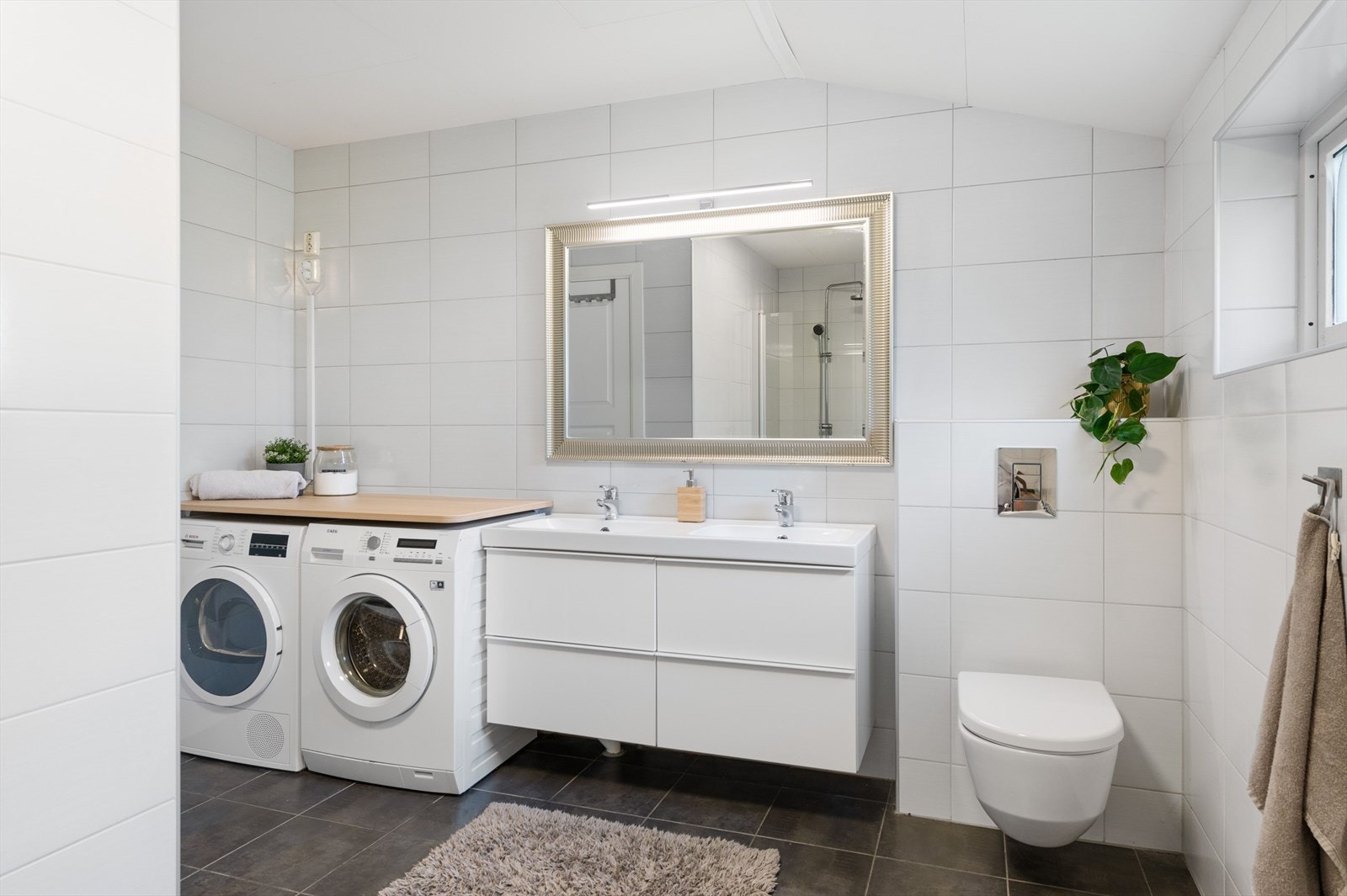 Flislagte vegger og gulv med gulvvarme Galleribilde