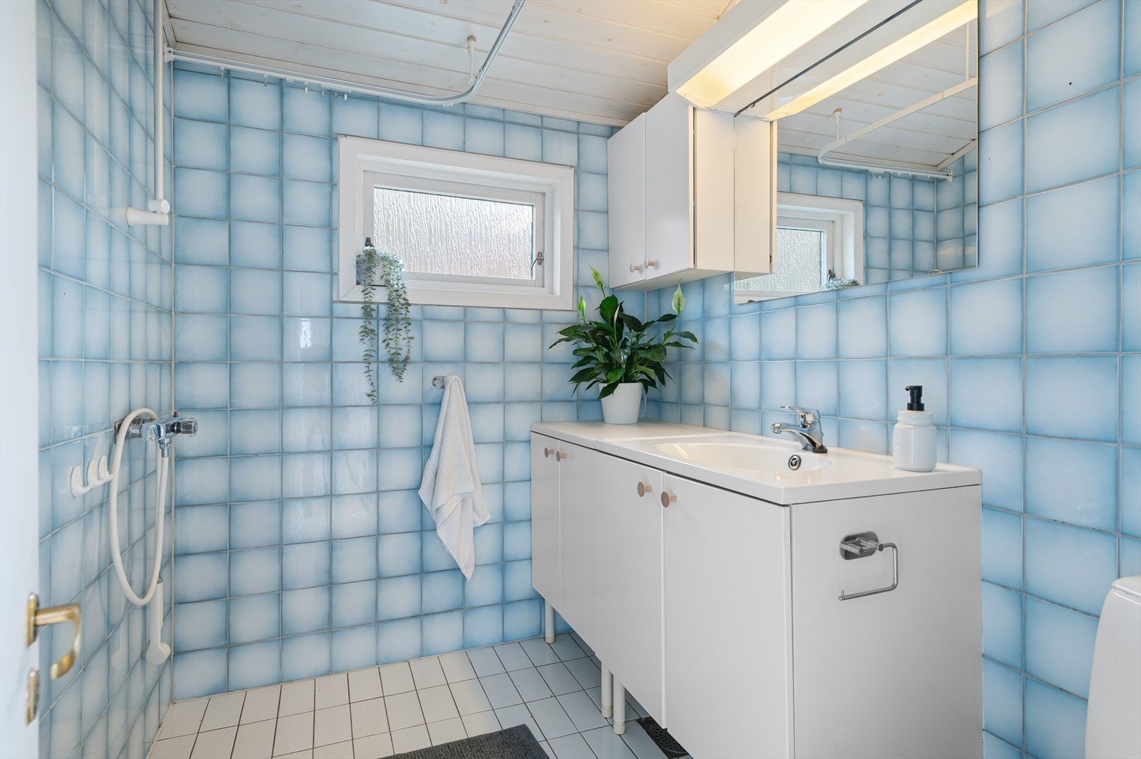 Eldre baderom i samme etasje, med toalett, servantinnredning og dusj Galleribilde