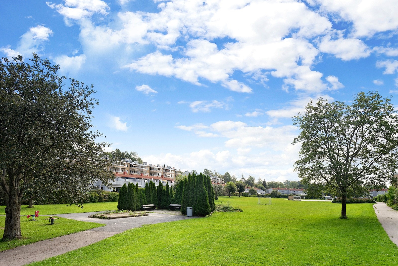 Koselige Havredalen ligger rett utenfor leiligheten. Her lages det skøytebane om vinteren. Galleribilde