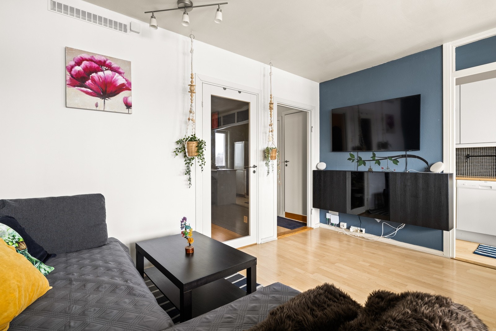 Fyring, varmtvann og tv/internett inkludert i fellesutgiftene. Lave strømutgifter. Galleribilde